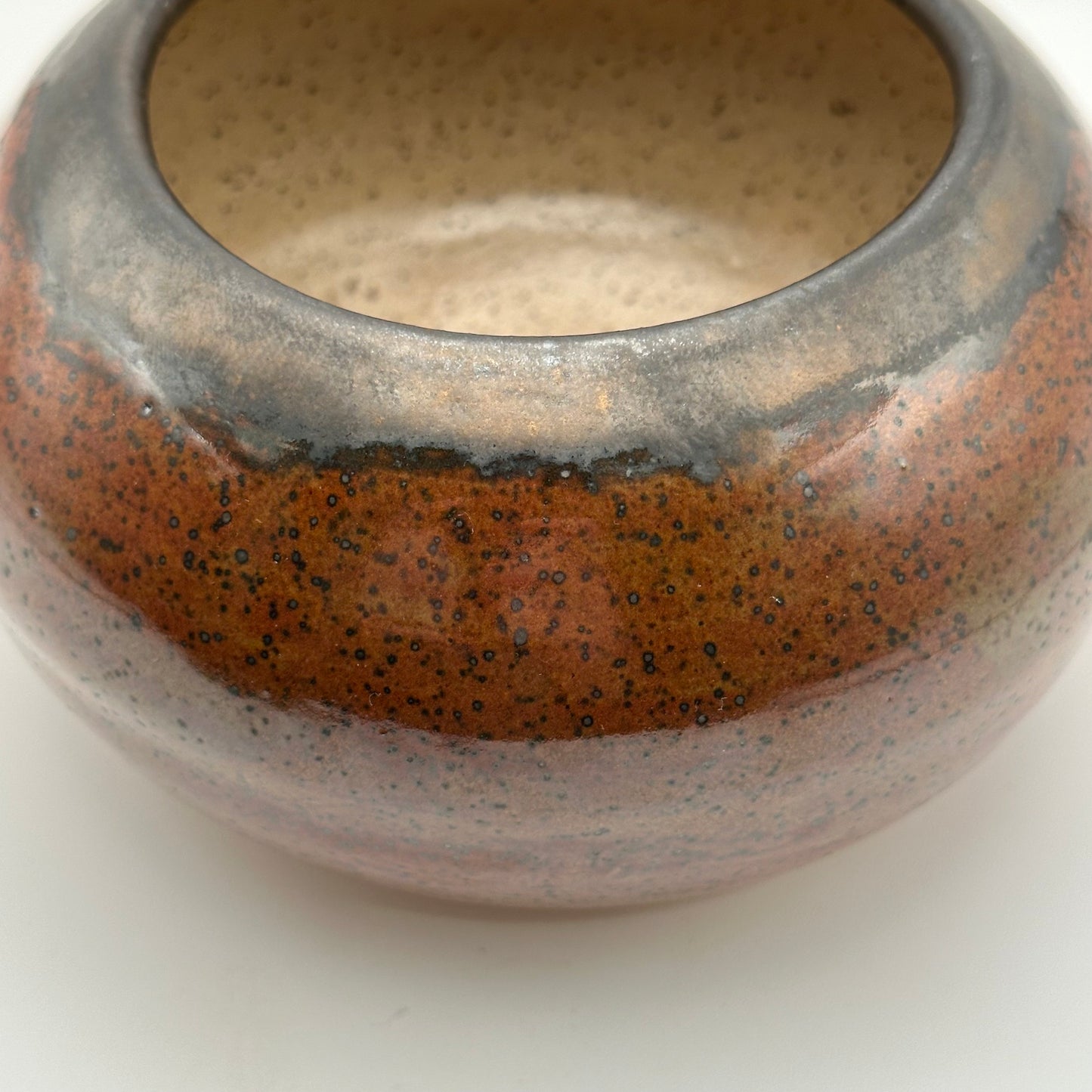 Round Kiwi Vase with Rusty Gold Rim